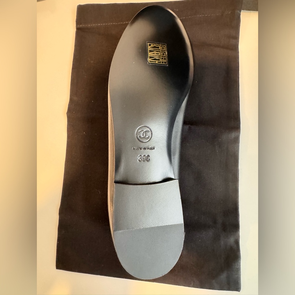 CHANEL Black Leather Ballet Flats with Bow - Picture 6 of 10